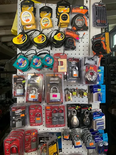 Pegboard con cintas métricas y candados