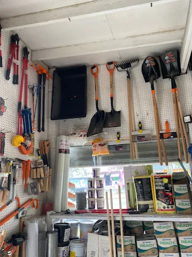 Pegboard con palas, rastrillos y herramienta de jardín