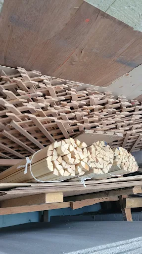 Madera y tablones apilados en bodega
