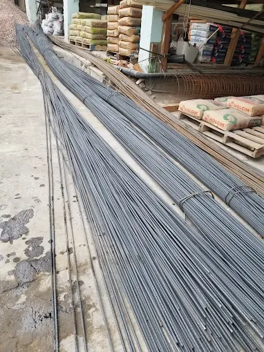 Varilla de construcción y sacos de cemento