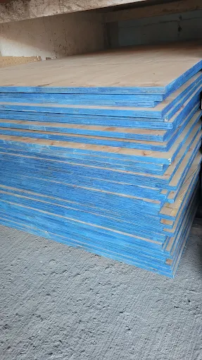 Tablas de triplay apiladas