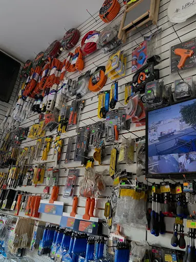 Pared con herramienta y cables en exhibición