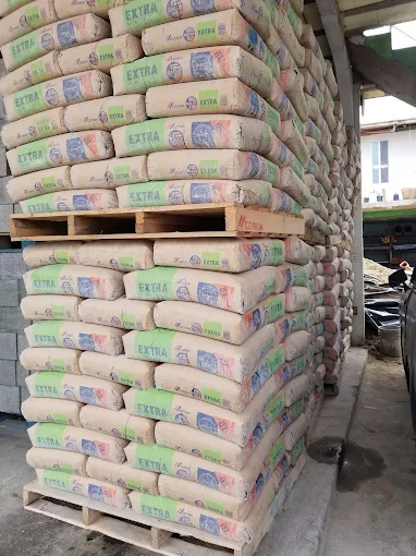 Sacos de cemento apilados en bodega