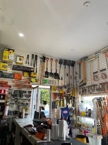 Mostrador y pared de herramientas de la tienda
